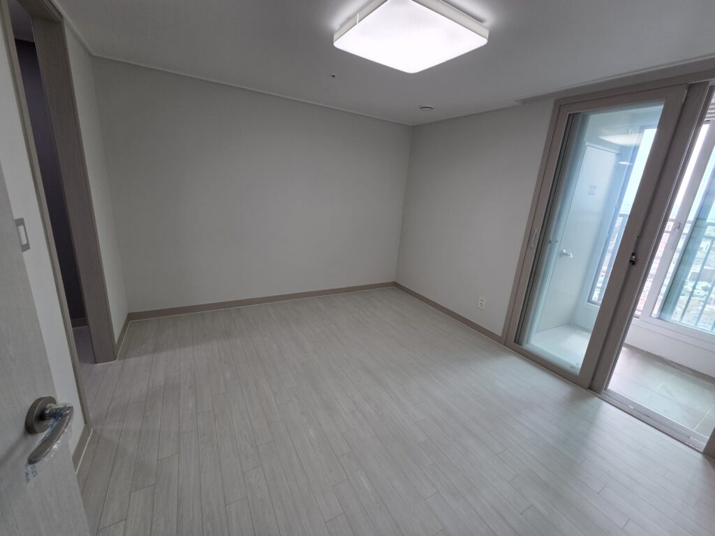 익산역 하늘채 더 퍼스트 84㎡ 침실과 확장된 발코니