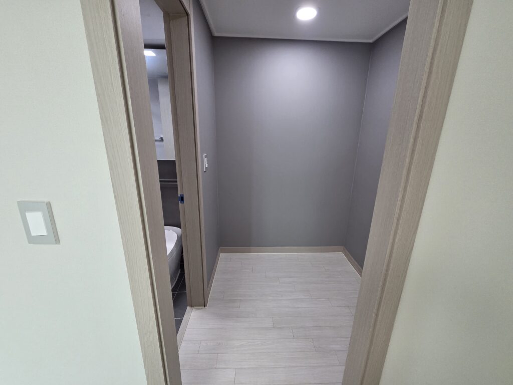 익산역 하늘채 더 퍼스트 84㎡ 현관 복도와 욕실 입구